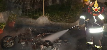Incendio distrugge uno scooter a Catanzaro Lido (FOTO)