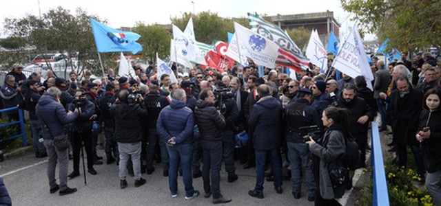 "Crotone deve volare", protesta alla Sacal (VIDEO)