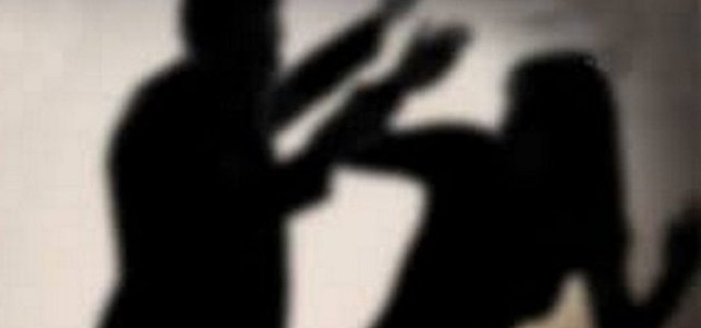 Catanzaro, picchia e minaccia ex moglie e figlia minorenne: arrestato