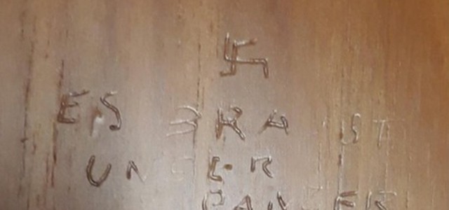 Svastica e verso nazista sulla porta del bagno della Camera