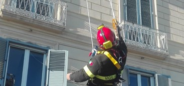 Catanzaro- I Vigili del Fuoco con tecniche alpine a Bellavista per riparare una canna fumaria