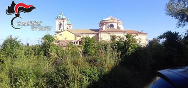 Sorpresi a scavare due presunti "tombaroli" denunciati
