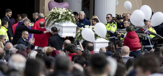 Latina, ultimo saluto ad Alessia e Martina. "Preghiamo per il padre", il prete contestato