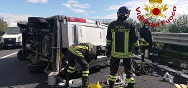 Furgone perde il controllo e si ribalta in strada. Ferito il conducente
