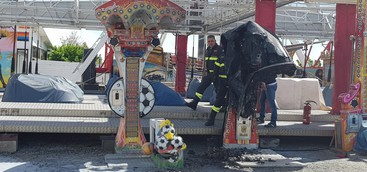 In fiamme attrezzo ludico alle giostre di Giovino, probabile cortocircuito