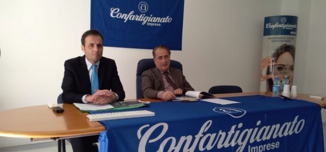 Riaprire prima le attività di acconciatura ed estetica