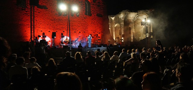 I 2Cellos incantano il pubblico di Armonie d'Arte a Scolacium con "The Score Tour" (VIDEO)