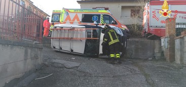 Si ribalta col furgone in un cortile, attimi di  paura nel cosentino.