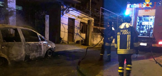 Auto in fiamme nella notte