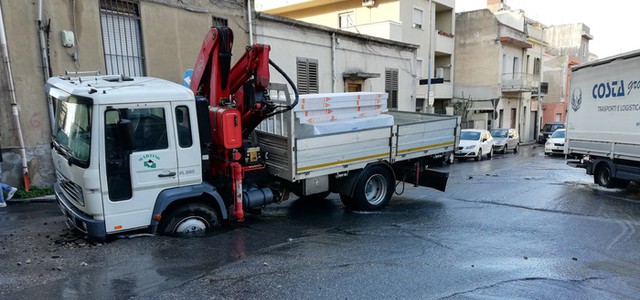 Reggio Calabria, voragine in strada per perdita d'acqua