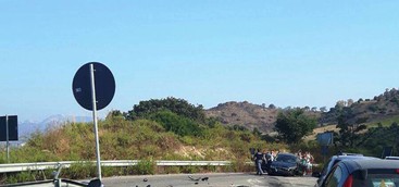 Auto finisce contro guardrail nel quartiere Germaneto
