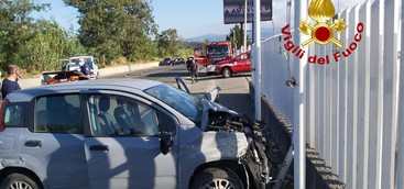 Scontro bus-auto a Lamezia, un ferito (FOTO)