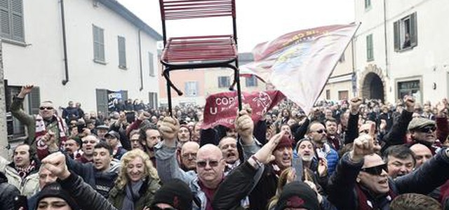 A Rivolta ultras e striscioni per i funerali di Mondonico