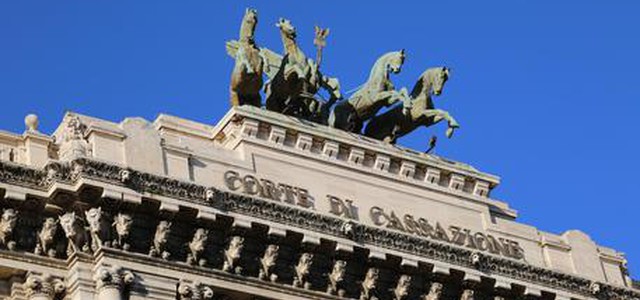 La Cassazione: "Il saluto fascista non è reato se solo per commemorare"
