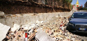 Crollo di un muro nel quartiere Lido a Catanzaro, danni ad auto