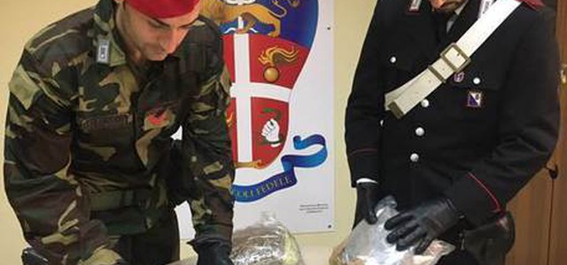 Pistole in casa, arrestati padre e figli