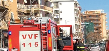 Flash News: Incendio su balcone sul Lungomare di Catanzaro Lido (FOTO)
