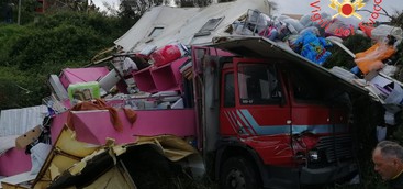 Autocarro con abbigliamento si ribalta. Feriti in modo lieve i passeggeri. ( FOTO)