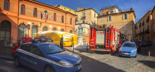 Operai minacciano di buttarsi da un tetto