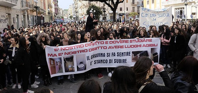 Scuola: protesta docenti-studenti Gravina