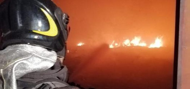 Incendio in impianto rifiuti, densa colonna di fumo