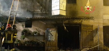 Depositi completamente distrutto dalle fiamme