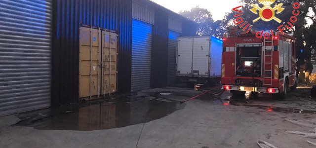 Incendio vicino capannone industriale nel Catanzarese