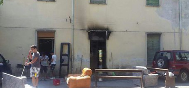 Incendiato portone gruppo scout
