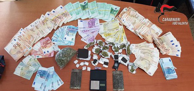 Hascisc e marijuana in casa, due arresti