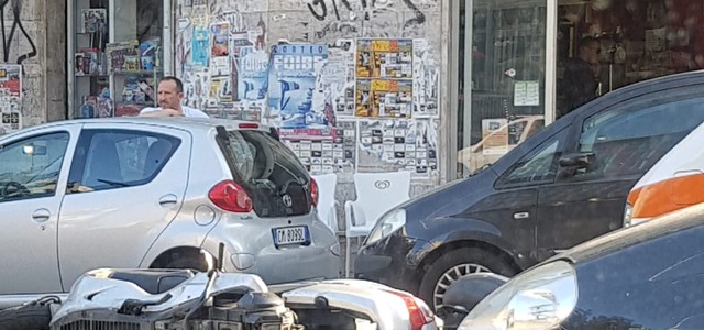 Scontro tra scooter e auto in centro a Catanzaro, un ferito