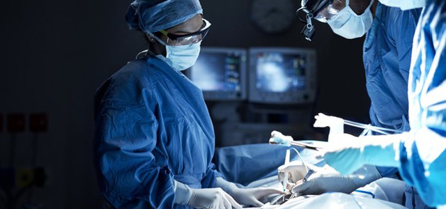 Incinta con grave melanoma oculare, salvi donna e feto