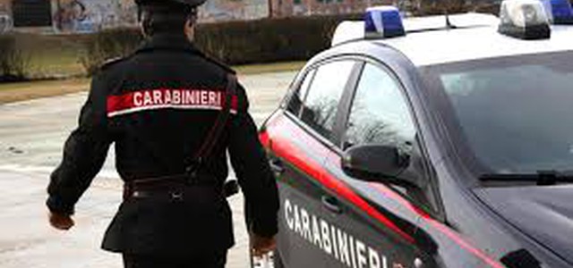 Tenta di strangolare sua moglie, fermato dalla figlia di nove anni