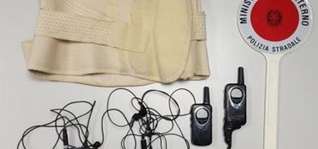 Esami di guida superati usando ricetrasmittente, polizia scopre truffa