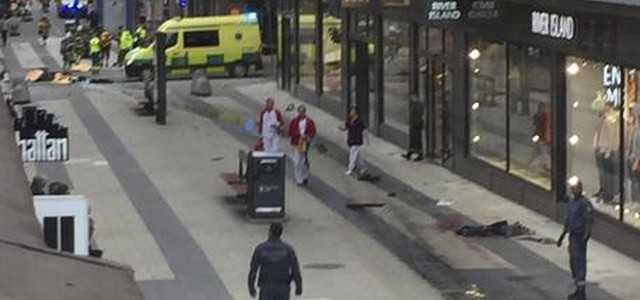 Camion sulla folla a Stoccolma, cinque morti. Fermato un uomo. Premier: 'E' terrorismo'