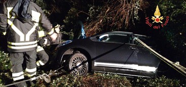 Auto si ribata e finisce fuori strada