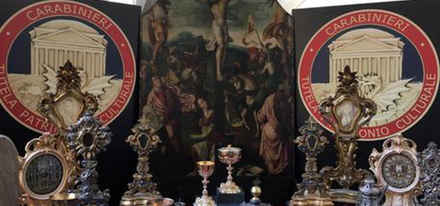 Sacerdote ruba beni sacri da parrocchie