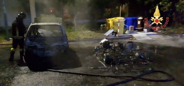 Due auto in fiamme nella notte a Catanzaro