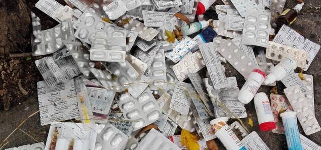 Farmaci scaduti e ambulatorio fatiscente, denunciato medico