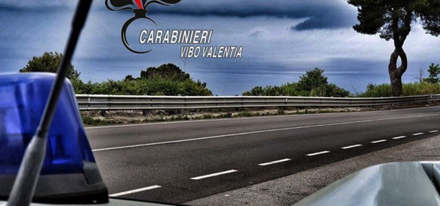 Donna tenta di lanciarsi da viadotto, bloccata dai Carabinieri