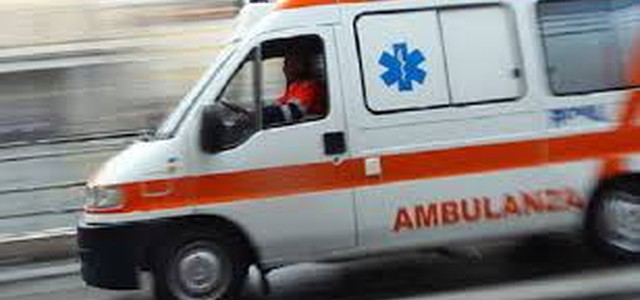 Flash: Giovane ha un mancamento e sbatte la testa, sul posto i soccorsi