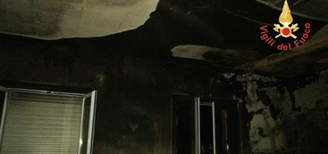 Casa in fiamme nella notte nel Catanzarese