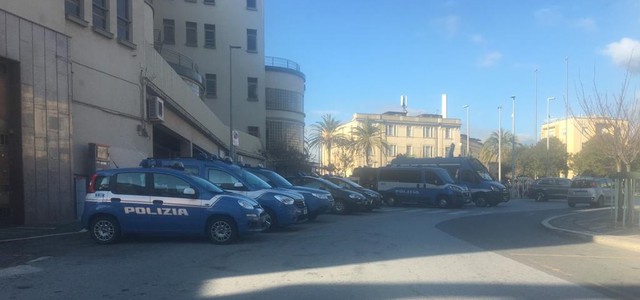 FOTONOTIZIA - Catanzaro, forze dell'ordine in attesa della manifestazione pro Gratteri