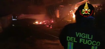 Incendio in casolare nel Catanzarese, distrutte due autovetture
