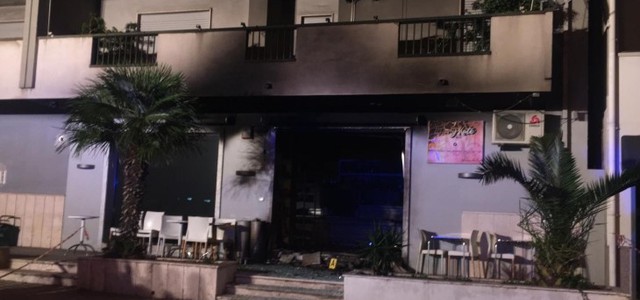 Colpito nuovamente dalle fiamme un bar a Reggio