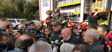 Oliverio consegna mezzo USAR ai Vigili del Fuoco
