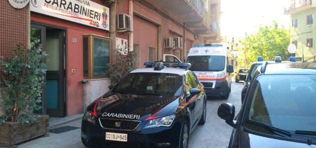 Accoltella il compagno, trasportato d'urgenza con elisoccorso a Catanzaro: rischia amputazione gamba