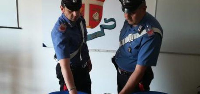 Shopping con monete false, arrestata
