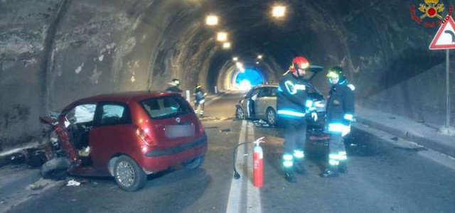 Scontro sull'A2, è una strage: i morti diventano 4, tra loro bimbo di otto anni