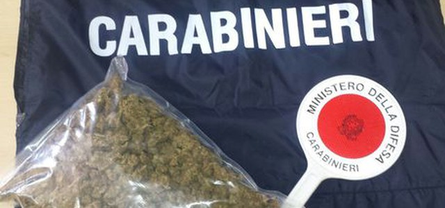 Fermato con mezzo kg di droga, cerca di scappare: arrestato dai Carabinieri