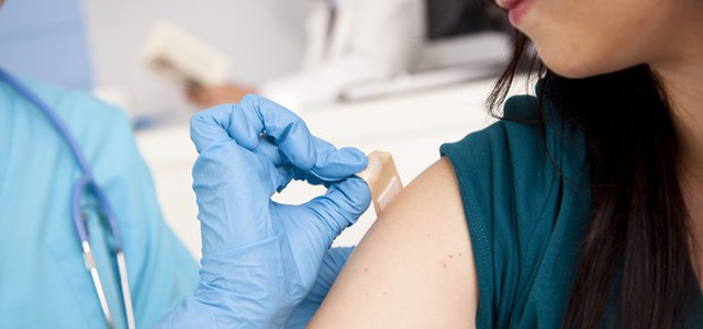 Liceali si vaccinano per proteggere un compagno malato di tumore
